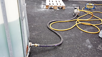 Fyller på kjølevæske